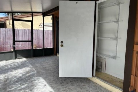 House in Pembroke Pines, Florida 2 bedrooms, 91.79 sq.m. № 1955012 - photo 10