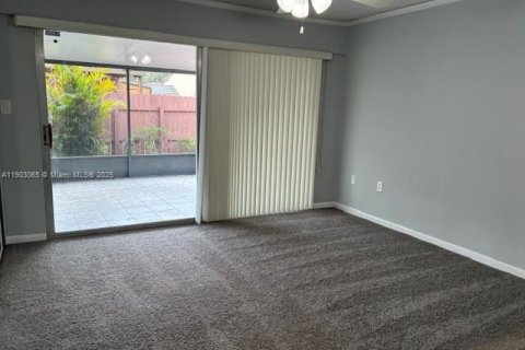 House in Pembroke Pines, Florida 2 bedrooms, 91.79 sq.m. № 1955012 - photo 13