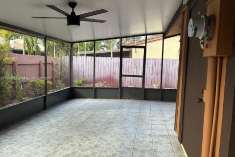 House in Pembroke Pines, Florida 2 bedrooms, 91.79 sq.m. № 1955012 - photo 9