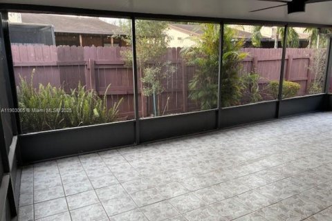 House in Pembroke Pines, Florida 2 bedrooms, 91.79 sq.m. № 1955012 - photo 7