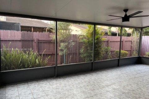 House in Pembroke Pines, Florida 2 bedrooms, 91.79 sq.m. № 1955012 - photo 8