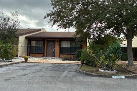House in Pembroke Pines, Florida 2 bedrooms, 91.79 sq.m. № 1955012 - photo 22