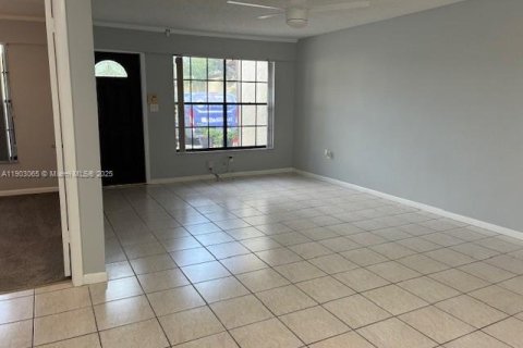 House in Pembroke Pines, Florida 2 bedrooms, 91.79 sq.m. № 1955012 - photo 3