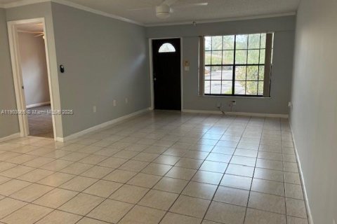 House in Pembroke Pines, Florida 2 bedrooms, 91.79 sq.m. № 1955012 - photo 4