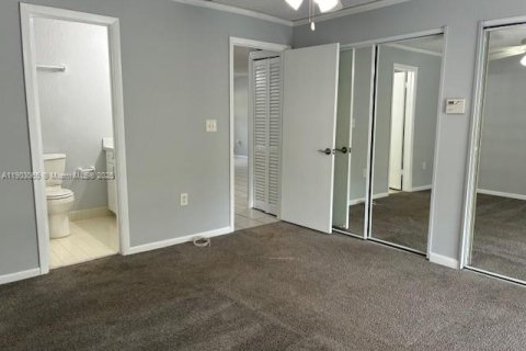 House in Pembroke Pines, Florida 2 bedrooms, 91.79 sq.m. № 1955012 - photo 18