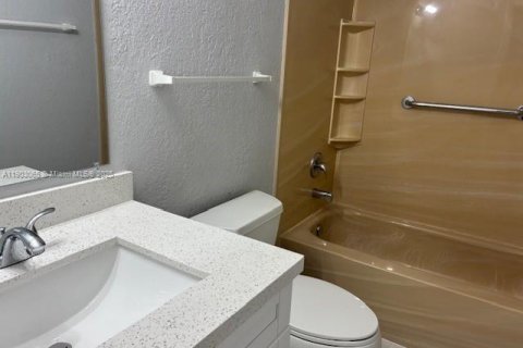 House in Pembroke Pines, Florida 2 bedrooms, 91.79 sq.m. № 1955012 - photo 12