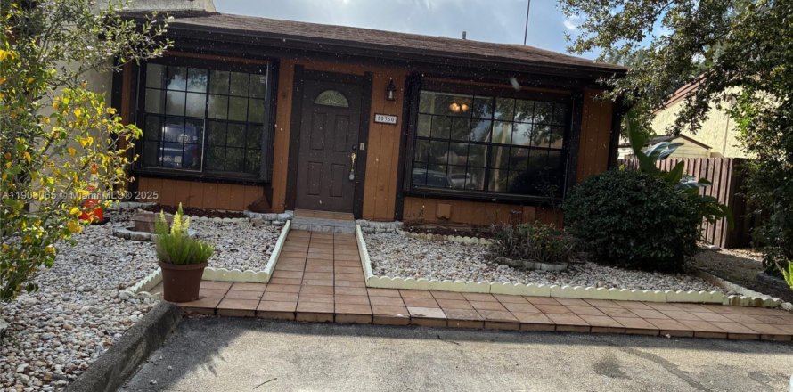 House in Pembroke Pines, Florida 2 bedrooms, 91.79 sq.m. № 1955012