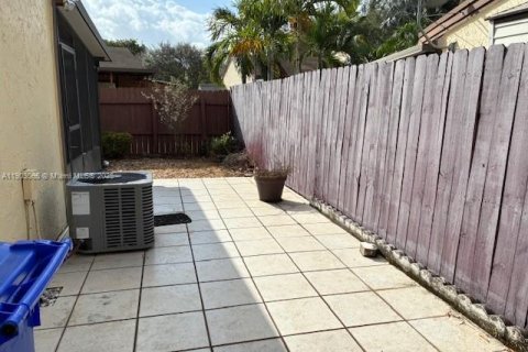 House in Pembroke Pines, Florida 2 bedrooms, 91.79 sq.m. № 1955012 - photo 15