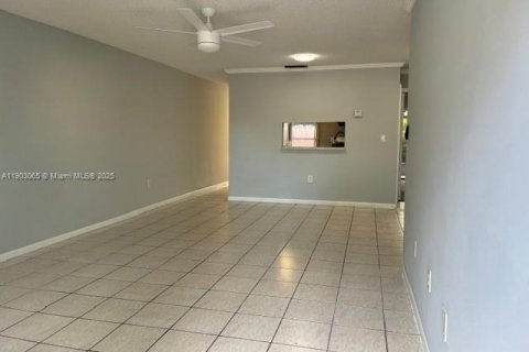 House in Pembroke Pines, Florida 2 bedrooms, 91.79 sq.m. № 1955012 - photo 2