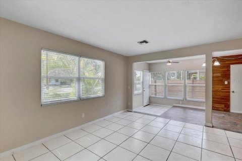 House in Saint Petersburg, Florida 3 bedrooms, 128.58 sq.m. № 2210092 - photo 30
