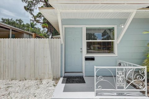 House in Saint Petersburg, Florida 3 bedrooms, 128.58 sq.m. № 2210092 - photo 2