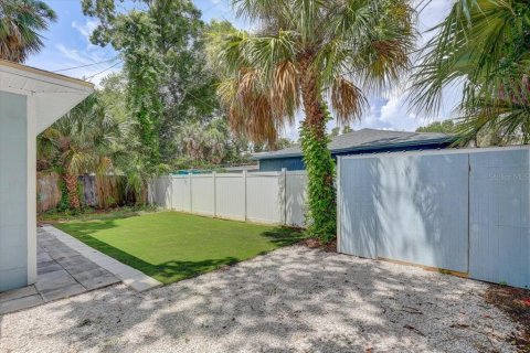 House in Saint Petersburg, Florida 3 bedrooms, 128.58 sq.m. № 2210092 - photo 8