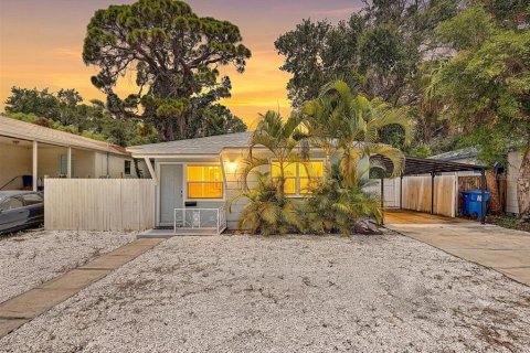 House in Saint Petersburg, Florida 3 bedrooms, 128.58 sq.m. № 2210092
