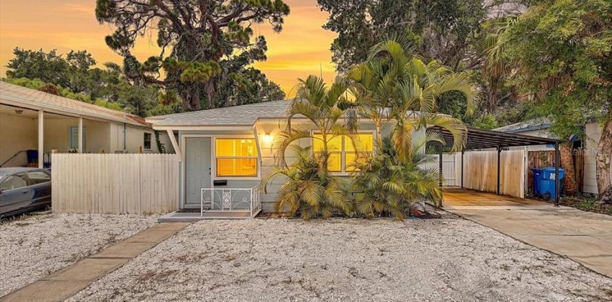 House in Saint Petersburg, Florida 3 bedrooms, 128.58 sq.m. № 2210092