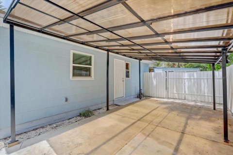 House in Saint Petersburg, Florida 3 bedrooms, 128.58 sq.m. № 2210092 - photo 5