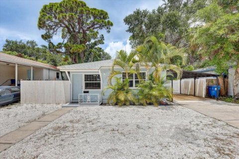 House in Saint Petersburg, Florida 3 bedrooms, 128.58 sq.m. № 2210092 - photo 3