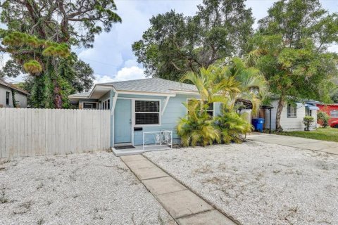 House in Saint Petersburg, Florida 3 bedrooms, 128.58 sq.m. № 2210092 - photo 4
