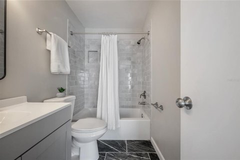 Duplex in Brandon, Florida 3 bedrooms, 108.6 sq.m. № 1875807 - photo 22