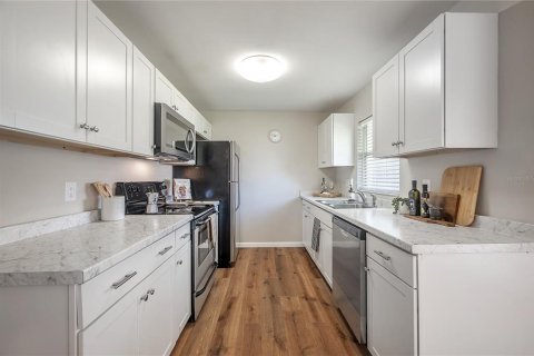 Duplex in Brandon, Florida 3 bedrooms, 108.6 sq.m. № 1875807 - photo 15