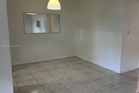 Condominio en alquiler en Coral Springs, Florida, 2 dormitorios, 87.79 m2 № 1932559 - foto 2