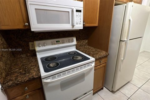 Condominio en alquiler en Coral Springs, Florida, 2 dormitorios, 87.79 m2 № 1932559 - foto 3