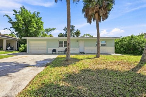 House in Port Charlotte, Florida 3 bedrooms, 143.07 sq.m. № 2296360