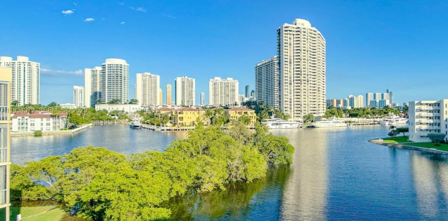 Кондоминиум с 1 спальней в Авентура, Флорида № 1992499