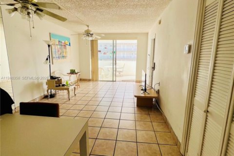 Купить кондоминиум в Майами-Бич, Флорида 2 спальни, 79.43м2, № 2004230 - фото 3