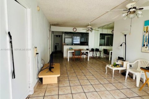 Купить кондоминиум в Майами-Бич, Флорида 2 спальни, 79.43м2, № 2004230 - фото 2