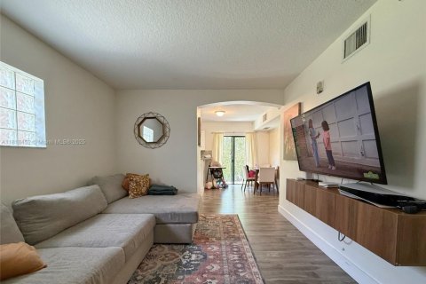 Condo in Cutler Bay, Florida, 3 bedrooms  № 1936891 - photo 15