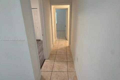Villa ou maison à louer à Miami, Floride: 2 chambres, 74.32 m2 № 1940144 - photo 3