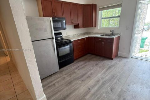 Villa ou maison à louer à Miami, Floride: 2 chambres, 74.32 m2 № 1940144 - photo 1