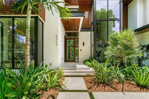 House in Miami, Florida 5 bedrooms, 366.41 sq.m. № 1676591 - photo 24