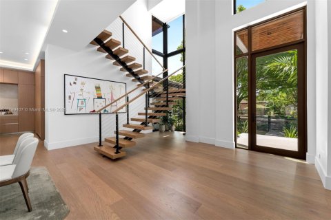 House in Miami, Florida 5 bedrooms, 366.41 sq.m. № 1676591 - photo 2