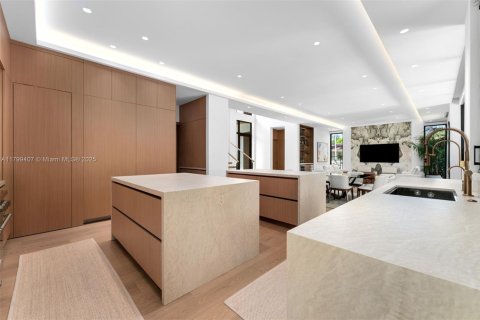 House in Miami, Florida 5 bedrooms, 366.41 sq.m. № 1676591 - photo 30