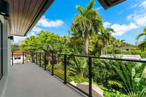 House in Miami, Florida 5 bedrooms, 366.41 sq.m. № 1676591 - photo 12