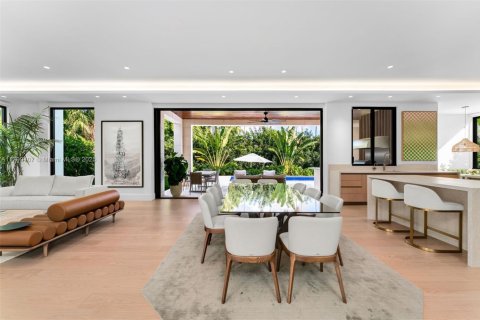 House in Miami, Florida 5 bedrooms, 366.41 sq.m. № 1676591 - photo 29