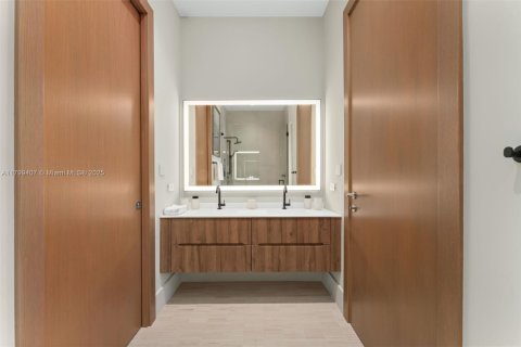 House in Miami, Florida 5 bedrooms, 366.41 sq.m. № 1676591 - photo 16