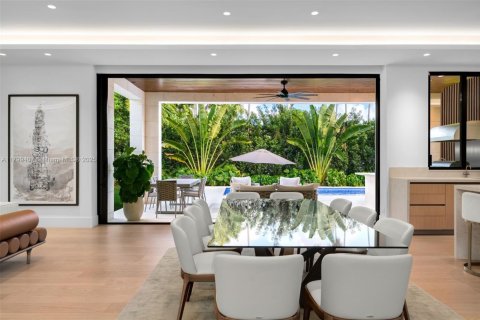 House in Miami, Florida 5 bedrooms, 366.41 sq.m. № 1676591 - photo 6