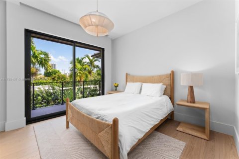 House in Miami, Florida 5 bedrooms, 366.41 sq.m. № 1676591 - photo 15