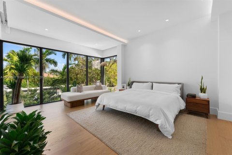 House in Miami, Florida 5 bedrooms, 366.41 sq.m. № 1676591 - photo 11