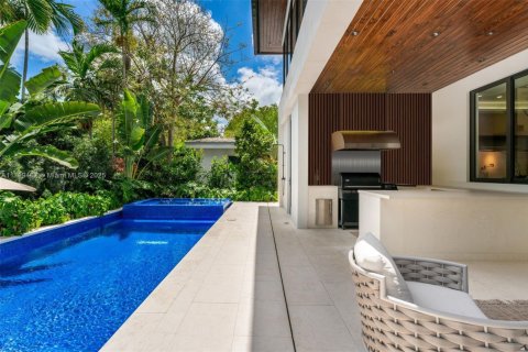 House in Miami, Florida 5 bedrooms, 366.41 sq.m. № 1676591 - photo 18