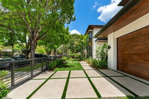 House in Miami, Florida 5 bedrooms, 366.41 sq.m. № 1676591 - photo 23