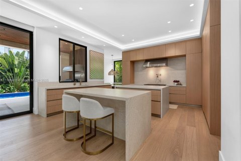 House in Miami, Florida 5 bedrooms, 366.41 sq.m. № 1676591 - photo 25