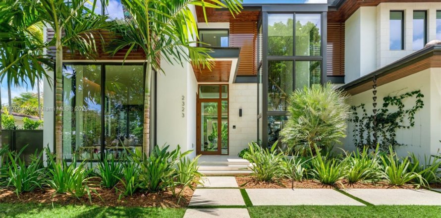 House in Miami, Florida 5 bedrooms, 366.41 sq.m. № 1676591
