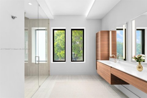 House in Miami, Florida 5 bedrooms, 366.41 sq.m. № 1676591 - photo 13