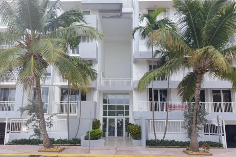 Condominio en Miami Beach, Florida, 2 dormitorios  № 2034253