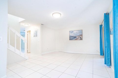 Townhouse in Stuart, Florida 2 bedrooms, 116.13 sq.m. № 2084179 - photo 3