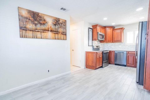 Townhouse in Stuart, Florida 2 bedrooms, 116.13 sq.m. № 2084179 - photo 10