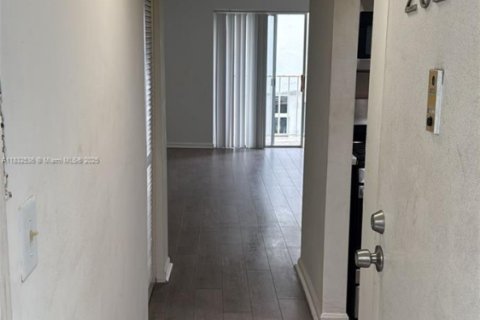 Снять в аренду кондоминиум в Майами-Бич, Флорида 1 спальня, 57.13м2, № 1957750 - фото 1